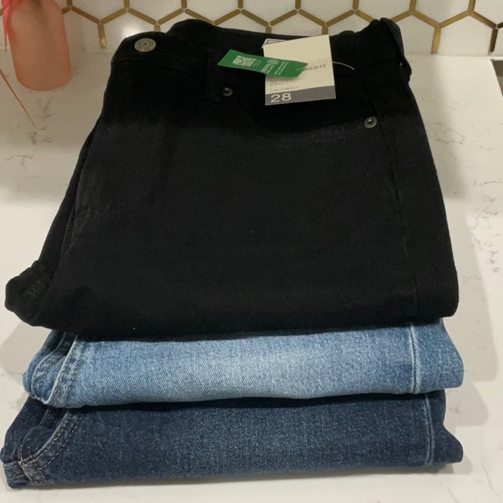 GAP 90s straight high rise. Slim through the hip & thigh. Straight leg size 28/6 - Picture 13 of 13